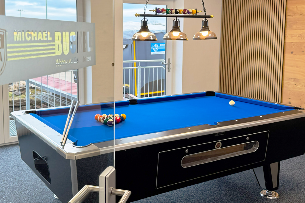 Billardtisch im Pausenraum